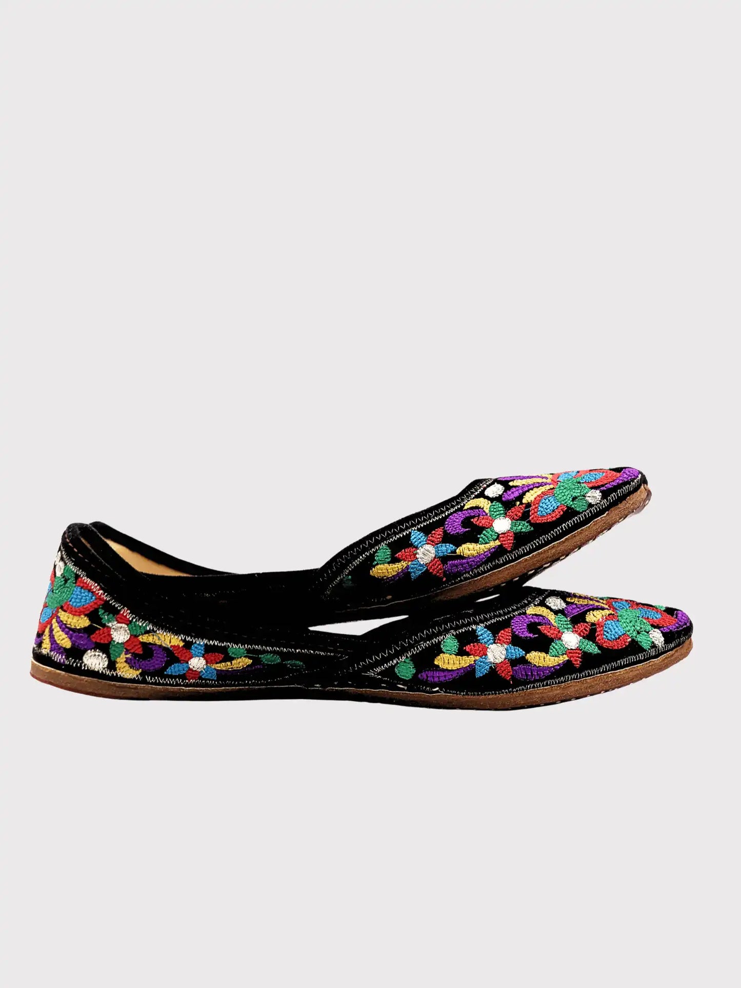 Adaayein Floral Embroidered Jutti