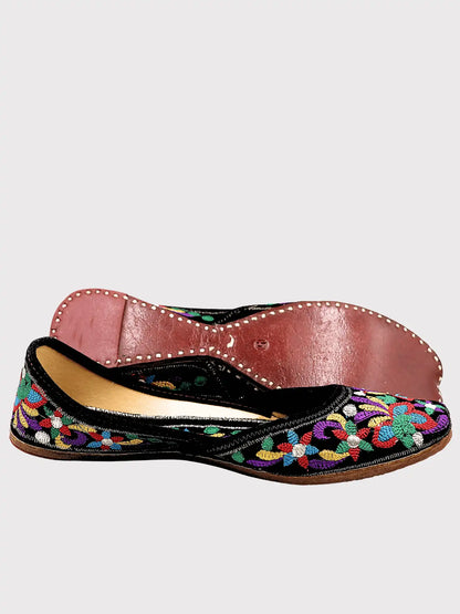 Adaayein Floral Embroidered Jutti