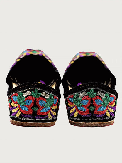 Adaayein Floral Embroidered Jutti