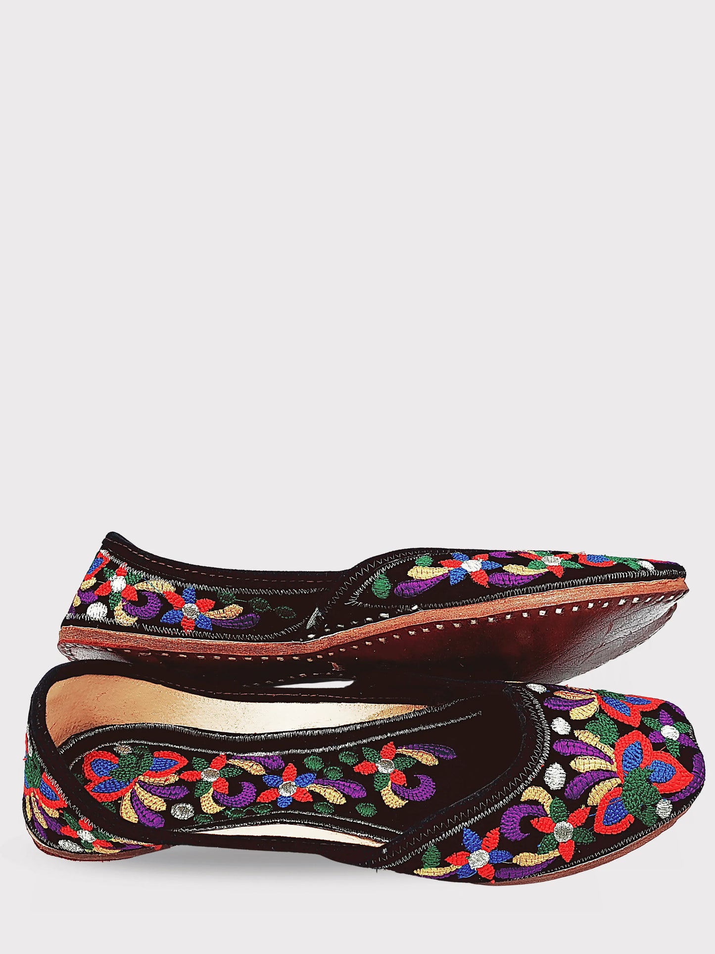 Adaayein Floral Embroidered Jutti