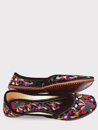 Adaayein Floral Embroidered Jutti